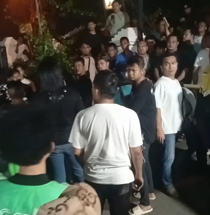 Ratusan orang dari Komunitas Andalan Driver Online (Komando) Batam dan Pemuda Batak Bersatu (PBB) mendatangi kantor polisi untuk mendampingi proses pelaporan. Foto: INIKEPRI.COM