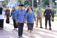 Wali Kota dan Wakil Wali Kota Batam, Amsakar Achmad dan Li Claudia Chandra, menghadiri upacara Harkitnas di Dataran Engku Putri. Foto: INIKEPRI.COM/Media Center Batam 