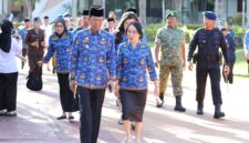 Wali Kota dan Wakil Wali Kota Batam, Amsakar Achmad dan Li Claudia Chandra, menghadiri upacara Harkitnas di Dataran Engku Putri. Foto: INIKEPRI.COM/Media Center Batam