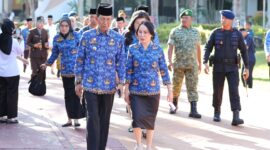 Wali Kota dan Wakil Wali Kota Batam, Amsakar Achmad dan Li Claudia Chandra, menghadiri upacara Harkitnas di Dataran Engku Putri. Foto: INIKEPRI.COM/Media Center Batam 