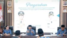 Wali Kota Batam, Amsakar Achmad, bersama Wakil Wali Kota Batam, Li Claudia Chandra, memberikan pengarahan kepada seluruh kepala Organisasi Perangkat Daerah (OPD) dan aparatur sipil negara (ASN) di lingkungan Pemerintah Kota Batam. Foto: INIKEPRI.COM/Media Center Batam