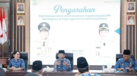 Wali Kota Batam, Amsakar Achmad, bersama Wakil Wali Kota Batam, Li Claudia Chandra, memberikan pengarahan kepada seluruh kepala Organisasi Perangkat Daerah (OPD) dan aparatur sipil negara (ASN) di lingkungan Pemerintah Kota Batam. Foto: INIKEPRI.COM/Media Center Batam 