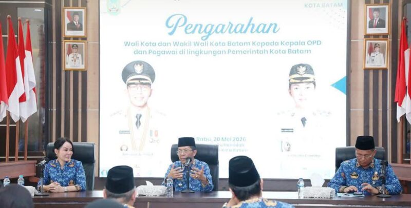 Wali Kota Batam, Amsakar Achmad, bersama Wakil Wali Kota Batam, Li Claudia Chandra, memberikan pengarahan kepada seluruh kepala Organisasi Perangkat Daerah (OPD) dan aparatur sipil negara (ASN) di lingkungan Pemerintah Kota Batam. Foto: INIKEPRI.COM/Media Center Batam 