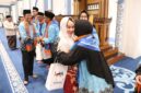 Wali Kota dan Wakil Wali Kota Batam, Amsakar Achmad dan Li Claudia Chandra, menyalami Jemaah Calon Haji Batam saat pelepasan keberangkatan di Masjid Agung Raja Hamidah. Foto: INIKEPRI.COM/Media Center Batam