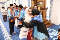 Wali Kota dan Wakil Wali Kota Batam, Amsakar Achmad dan Li Claudia Chandra, menyalami Jemaah Calon Haji Batam saat pelepasan keberangkatan di Masjid Agung Raja Hamidah. Foto: INIKEPRI.COM/Media Center Batam 