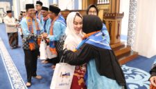 Wali Kota dan Wakil Wali Kota Batam, Amsakar Achmad dan Li Claudia Chandra, menyalami Jemaah Calon Haji Batam saat pelepasan keberangkatan di Masjid Agung Raja Hamidah. Foto: INIKEPRI.COM/Media Center Batam