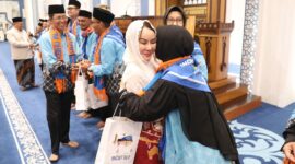 Wali Kota dan Wakil Wali Kota Batam, Amsakar Achmad dan Li Claudia Chandra, menyalami Jemaah Calon Haji Batam saat pelepasan keberangkatan di Masjid Agung Raja Hamidah. Foto: INIKEPRI.COM/Media Center Batam 