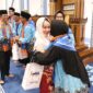 Wali Kota dan Wakil Wali Kota Batam, Amsakar Achmad dan Li Claudia Chandra, menyalami Jemaah Calon Haji Batam saat pelepasan keberangkatan di Masjid Agung Raja Hamidah. Foto: INIKEPRI.COM/Media Center Batam 