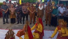 Bupati Natuna Cen Sui Lan saat tiba di Pulau Laut. Foto: Istimewa