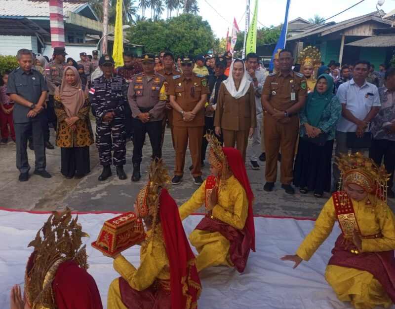 Bupati Natuna Cen Sui Lan saat tiba di Pulau Laut. Foto: Istimewa 