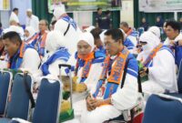 Wali Kota Batam, Amsakar Achmad, bersama Ketua TP-PKK Batam, Erlita Amsakar, berbaur bersama JCH Kloter 25 Embarkasi Batam saat pelepasan JCH di Asrama Haji Batam. Foto: INIKEPRI.COM/Media Center Batam