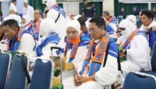 Wali Kota Batam, Amsakar Achmad, bersama Ketua TP-PKK Batam, Erlita Amsakar, berbaur bersama JCH Kloter 25 Embarkasi Batam saat pelepasan JCH di Asrama Haji Batam. Foto: INIKEPRI.COM/Media Center Batam