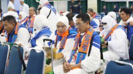 Wali Kota Batam, Amsakar Achmad, bersama Ketua TP-PKK Batam, Erlita Amsakar, berbaur bersama JCH Kloter 25 Embarkasi Batam saat pelepasan JCH di Asrama Haji Batam. Foto: INIKEPRI.COM/Media Center Batam 