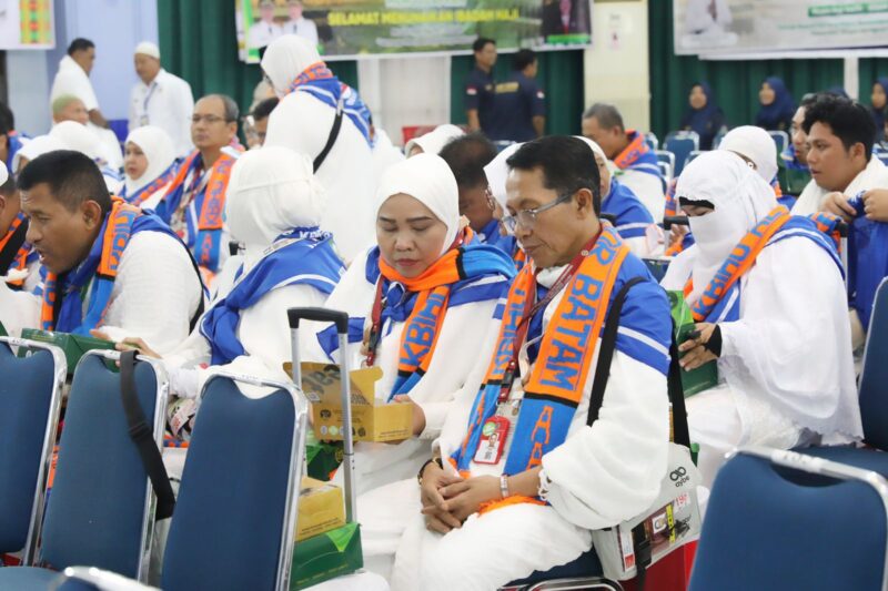 Wali Kota Batam, Amsakar Achmad, bersama Ketua TP-PKK Batam, Erlita Amsakar, berbaur bersama JCH Kloter 25 Embarkasi Batam saat pelepasan JCH di Asrama Haji Batam. Foto: INIKEPRI.COM/Media Center Batam