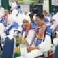 Wali Kota Batam, Amsakar Achmad, bersama Ketua TP-PKK Batam, Erlita Amsakar, berbaur bersama JCH Kloter 25 Embarkasi Batam saat pelepasan JCH di Asrama Haji Batam. Foto: INIKEPRI.COM/Media Center Batam 