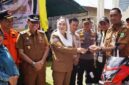 Bupati Natuna Cen Sui Lan didampingi Wakil Bupati Jarmin menyerahkan kendaraan operasional pemadam kebakaran berupa tosa damkar roda tiga kepada Kecamatan Pulau Laut. Foto: INIKEPRI.COM