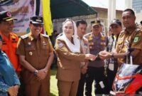Bupati Natuna Cen Sui Lan didampingi Wakil Bupati Jarmin menyerahkan kendaraan operasional pemadam kebakaran berupa tosa damkar roda tiga kepada Kecamatan Pulau Laut. Foto: INIKEPRI.COM