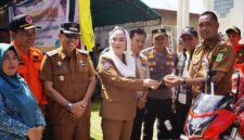 Bupati Natuna Cen Sui Lan didampingi Wakil Bupati Jarmin menyerahkan kendaraan operasional pemadam kebakaran berupa tosa damkar roda tiga kepada Kecamatan Pulau Laut. Foto: INIKEPRI.COM