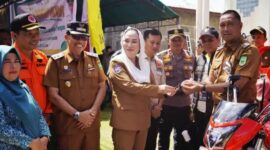 Bupati Natuna Cen Sui Lan didampingi Wakil Bupati Jarmin menyerahkan kendaraan operasional pemadam kebakaran berupa tosa damkar roda tiga kepada Kecamatan Pulau Laut. Foto: INIKEPRI.COM
