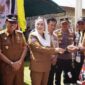 Bupati Natuna Cen Sui Lan didampingi Wakil Bupati Jarmin menyerahkan kendaraan operasional pemadam kebakaran berupa tosa damkar roda tiga kepada Kecamatan Pulau Laut. Foto: INIKEPRI.COM
