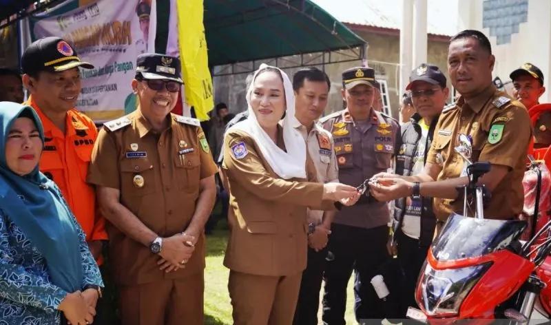 Bupati Natuna Cen Sui Lan didampingi Wakil Bupati Jarmin menyerahkan kendaraan operasional pemadam kebakaran berupa tosa damkar roda tiga kepada Kecamatan Pulau Laut. Foto: INIKEPRI.COM