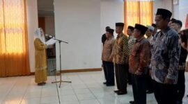 Bupati Natuna, Cen Sui Lan, mengukuhkan Pengurus Forum Kerukunan Umat Beragama (FKUB) Kabupaten Natuna periode 2025-2030 bersama Forum Pemuda Lintas Agama periode 2026-2028 di Ruang Rapat II Kantor Bupati Natuna, Jalan Bukit Arai, Ranai. Foto: Istimewa 