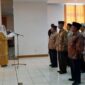 Bupati Natuna, Cen Sui Lan, mengukuhkan Pengurus Forum Kerukunan Umat Beragama (FKUB) Kabupaten Natuna periode 2025-2030 bersama Forum Pemuda Lintas Agama periode 2026-2028 di Ruang Rapat II Kantor Bupati Natuna, Jalan Bukit Arai, Ranai. Foto: Istimewa 