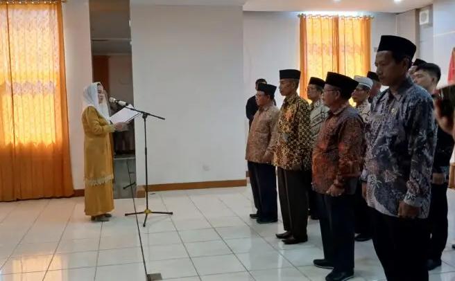 Bupati Natuna, Cen Sui Lan, mengukuhkan Pengurus Forum Kerukunan Umat Beragama (FKUB) Kabupaten Natuna periode 2025-2030 bersama Forum Pemuda Lintas Agama periode 2026-2028 di Ruang Rapat II Kantor Bupati Natuna, Jalan Bukit Arai, Ranai. Foto: Istimewa 