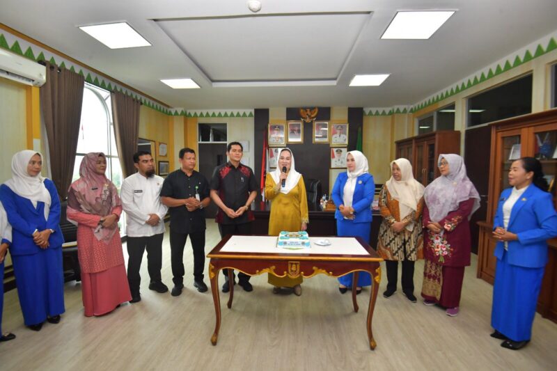 Bupati Natuna Cen Sui Lan saat menerima kunjungan Ikatan Guru Taman Kanak-Kanak Indonesia Persatuan Guru Republik Indonesia (IGTKI-PGRI) Kabupaten Natuna dalam rangka peringatan HUT IGTKI-PGRI ke-76. Foto: INIKEPRI.COM/NatunaKab