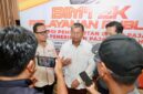 Sekda Batam, Firmansyah, memberi keterangan pers usai membuka Bimtek Pelayanan Publik di Harris Hotel Batam Center. Foto: INIKEPRI.COM/Media Center Batam 