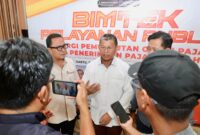Sekda Batam, Firmansyah, memberi keterangan pers usai membuka Bimtek Pelayanan Publik di Harris Hotel Batam Center. Foto: INIKEPRI.COM/Media Center Batam 