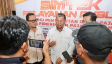 Sekda Batam, Firmansyah, memberi keterangan pers usai membuka Bimtek Pelayanan Publik di Harris Hotel Batam Center. Foto: INIKEPRI.COM/Media Center Batam 