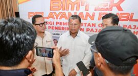 Sekda Batam, Firmansyah, memberi keterangan pers usai membuka Bimtek Pelayanan Publik di Harris Hotel Batam Center. Foto: INIKEPRI.COM/Media Center Batam 