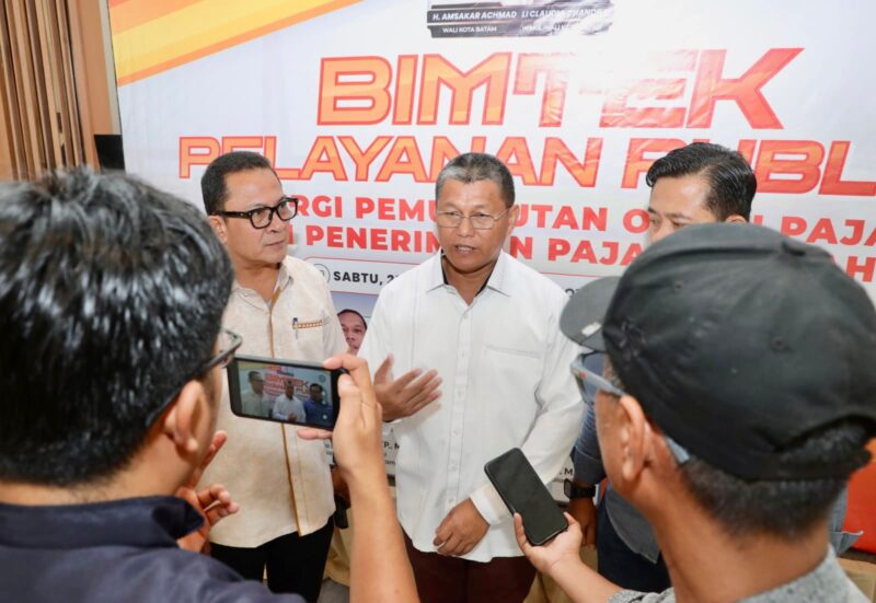 Sekda Batam, Firmansyah, memberi keterangan pers usai membuka Bimtek Pelayanan Publik di Harris Hotel Batam Center. Foto: INIKEPRI.COM/Media Center Batam 
