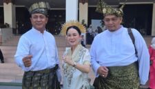 Sekretaris Bapenda Batam Ulik Mulyawan (kiri) bersama Wakil Wali Kota sekaligus Ex Officio Wakil Kepala BP Batam Li Claudia Chandra (tengah). Foto: INIKEPRI.COM