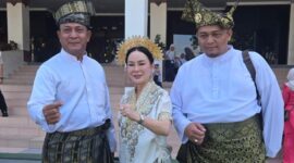 Sekretaris Bapenda Batam Ulik Mulyawan (kiri) bersama Wakil Wali Kota sekaligus Ex Officio Wakil Kepala BP Batam Li Claudia Chandra (tengah). Foto: INIKEPRI.COM