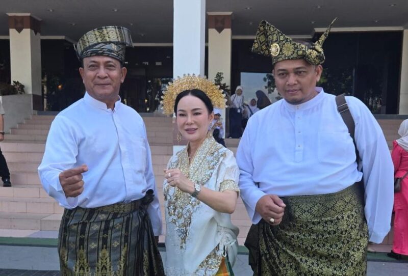 Sekretaris Bapenda Batam Ulik Mulyawan (kiri) bersama Wakil Wali Kota sekaligus Ex Officio Wakil Kepala BP Batam Li Claudia Chandra (tengah). Foto: INIKEPRI.COM