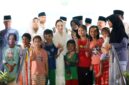 Sejumlah anak-anak berfoto bersama Plh Wali Kota Batam, Li Claudia Chandra, usai melepas peserta Pawai Takbir Iduladha di Jalan Engku Putri, Batamcentre, Selasa (26/5/2026) malam. Foto: INIKEPRI.COM/Media Center Batam 