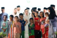 Sejumlah anak-anak berfoto bersama Plh Wali Kota Batam, Li Claudia Chandra, usai melepas peserta Pawai Takbir Iduladha di Jalan Engku Putri, Batamcentre, Selasa (26/5/2026) malam. Foto: INIKEPRI.COM/Media Center Batam 
