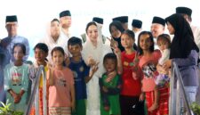 Sejumlah anak-anak berfoto bersama Plh Wali Kota Batam, Li Claudia Chandra, usai melepas peserta Pawai Takbir Iduladha di Jalan Engku Putri, Batamcentre, Selasa (26/5/2026) malam. Foto: INIKEPRI.COM/Media Center Batam 