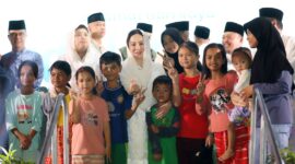 Sejumlah anak-anak berfoto bersama Plh Wali Kota Batam, Li Claudia Chandra, usai melepas peserta Pawai Takbir Iduladha di Jalan Engku Putri, Batamcentre, Selasa (26/5/2026) malam. Foto: INIKEPRI.COM/Media Center Batam 