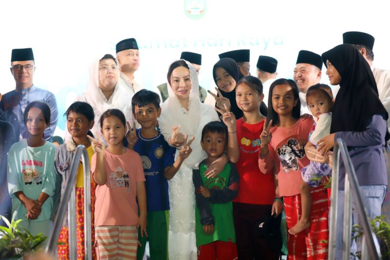 Sejumlah anak-anak berfoto bersama Plh Wali Kota Batam, Li Claudia Chandra, usai melepas peserta Pawai Takbir Iduladha di Jalan Engku Putri, Batamcentre, Selasa (26/5/2026) malam. Foto: INIKEPRI.COM/Media Center Batam
