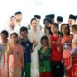 Sejumlah anak-anak berfoto bersama Plh Wali Kota Batam, Li Claudia Chandra, usai melepas peserta Pawai Takbir Iduladha di Jalan Engku Putri, Batamcentre, Selasa (26/5/2026) malam. Foto: INIKEPRI.COM/Media Center Batam 