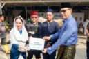 Plh Wali Kota Batam, Li Claudia Chandra, menyerahkan hewan kurban dari Presiden Prabowo Subianto ke Masjid Agung Raja Hamidah Batamcentre, Rabu (27/5/2026). Foto: INIKEPRI.COM/Media Center Batam
