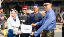 Plh Wali Kota Batam, Li Claudia Chandra, menyerahkan hewan kurban dari Presiden Prabowo Subianto ke Masjid Agung Raja Hamidah Batamcentre, Rabu (27/5/2026). Foto: INIKEPRI.COM/Media Center Batam