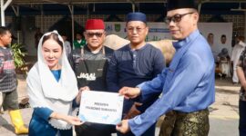 Plh Wali Kota Batam, Li Claudia Chandra, menyerahkan hewan kurban dari Presiden Prabowo Subianto ke Masjid Agung Raja Hamidah Batamcentre, Rabu (27/5/2026). Foto: INIKEPRI.COM/Media Center Batam 