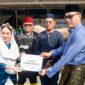 Plh Wali Kota Batam, Li Claudia Chandra, menyerahkan hewan kurban dari Presiden Prabowo Subianto ke Masjid Agung Raja Hamidah Batamcentre, Rabu (27/5/2026). Foto: INIKEPRI.COM/Media Center Batam 