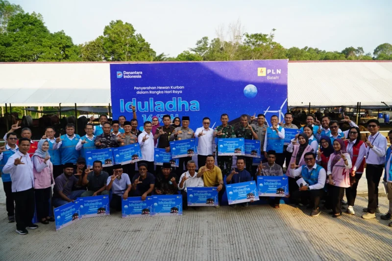 PT PLN Batam menyerahkan hewan kurban pada Idul Adha 1447 Hijriah. Sebanyak 18 ekor sapi dan 50 ekor kambing disalurkan kepada masyarakat di Batam dan wilayah operasional perusahaan.  Foto: INIKEPRI.COM/PLN Batam 