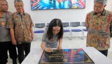 Pelaksana Harian (Plh) Wali Kota Batam, Li Claudia Chandra, saat menghadiri peresmian Balai Latihan Kerja dan Pusat Informasi Pekerja Migran yang dikelola Caritas Indonesia di Kota Batam. Foto: INIKEPRI.COM/Media Center Batam