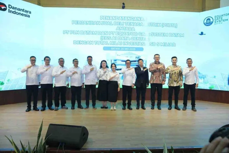 Wakil Ketua I DPRD Kota Batam Aweng Kurniawan (kelima dari kiri) saat menghadiri penandatangan kerja sama antara PLN Batam dan PT Equator Gate System Batam Foto: INIKEPRI.COM/DPRD Batam